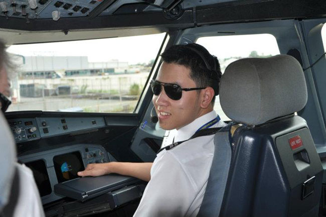 Dòng trạng thái trên trang cá nhân của anh đã thể hiện điều đó. 'Become Captain on Airbus A320/1. Cơ trưởng - Người chỉ huy tàu bay: là người có quyền hạn cao nhất liên quan đến các giới hạn khai thác và có trách nhiệm đảm bảo tuyệt đối an ninh, an toàn cho tàu bay, con người và tài sản trên chuyến bay'.
