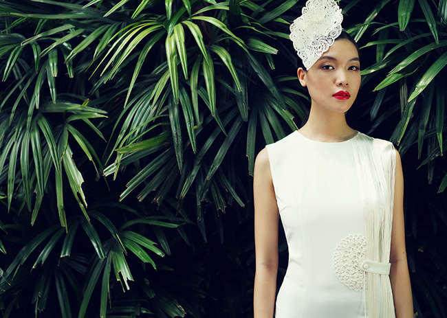 Hoa hậu Thùy Dung xuất hiện trong khu vườn xanh mướt với những trang phục trắng tinh khôi.
