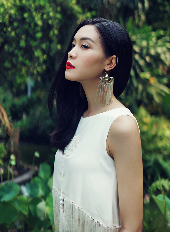 Với trang phục của Hà Linh Thư, hoa hậu như được đồng cảm bằng chính những thiết kế mềm mại, đầy chất thơ.
