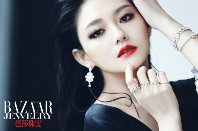 Tuy nhiên, cũng trên tạp chí Bazaar, bản Bazaar Jelwery số mới nhất, Từ Hy Viên lại xuất hiện vô cùng xinh đẹp, đúng với nhan sắc thật của cô.
