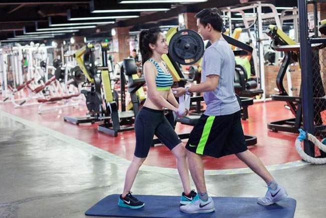 Hai người cùng tập gym để giữ dáng và tăng cường sức khỏe.
