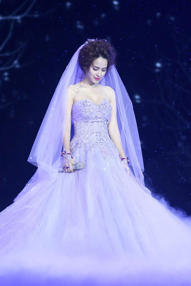 Trước đó, cô cũng từng xuất hiện trong trang phục này khi diễn chung sân khấu với ca sĩ Bùi Anh Tuấn trong chương trình Cặp đôi hoàn hảo 2014. 
