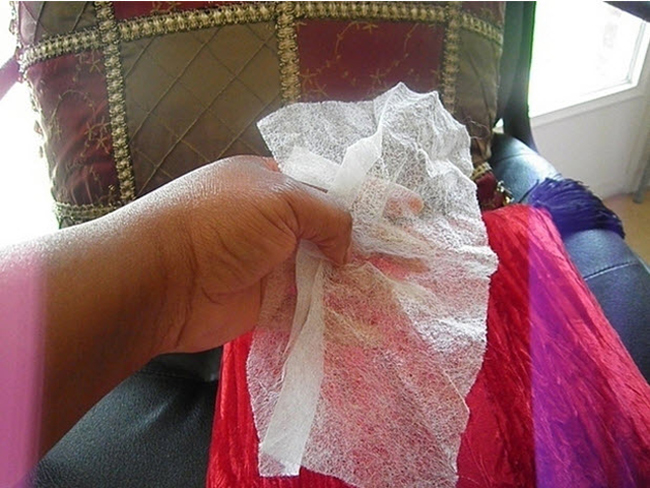 Nếu bạn muốn dễ dàng loại bỏ các vết bẩn có mùi, bạn có thể sử dụng giấy thơm làm mềm vải để lau sạch.
