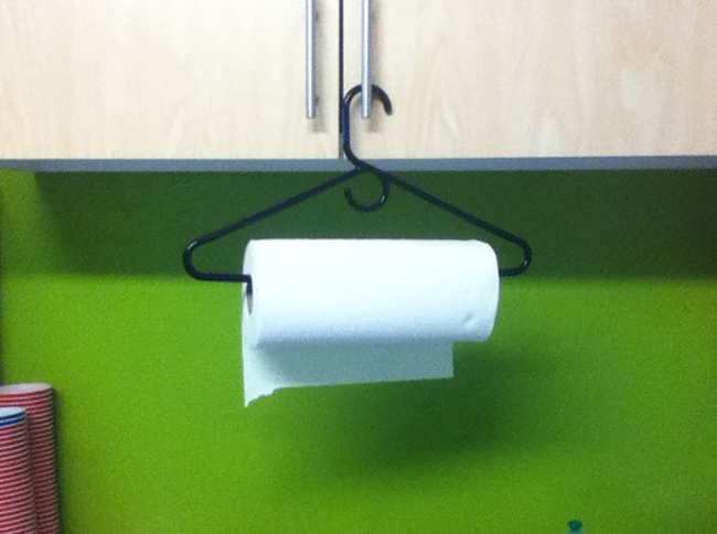 Nếu bạn không có hộp đựng giấy vệ sinh gắn tường, bạn có thể dễ dàng tạo ra một cái mới bằng móc treo quần áo.
