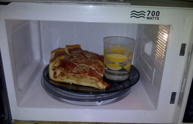 Cho một cốc nước vào lò vi sóng khi hâm nóng lại bánh pizza để giữ vỏ bánh khỏi bị dai.
