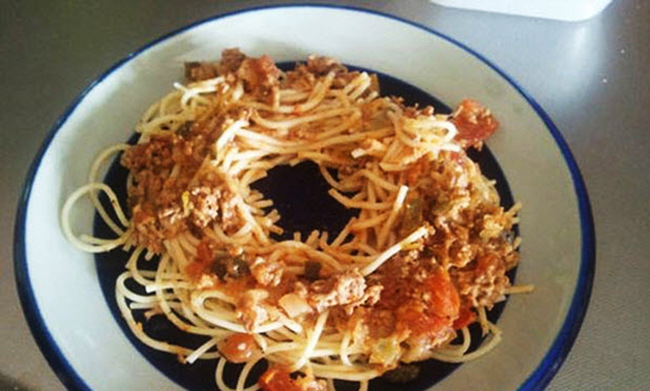 Để hâm nóng đồ ăn nhanh chóng, dùng muỗng dàn đều phần thức ăn thừa ra xung quanh vành đĩa.

