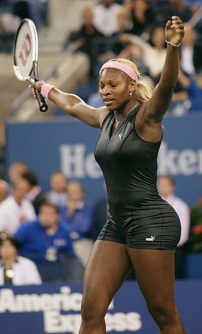 Ngôi sao quần vợt diện bộ trang phục 'miêu nữ' đánh bại cô em gái Venus tại giải Quần vợt Mỹ mở rộng năm 2002
