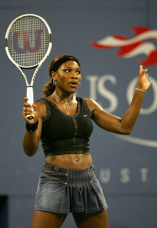 Cũng với chiếc áo Nike dập đinh tán, Serena lại kết hợp với váy denim khá thời trang
