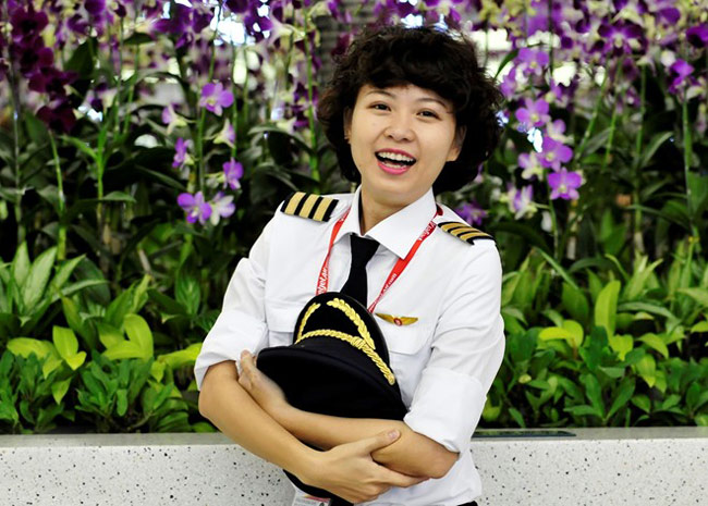 Từ tháng 6/2014, sau hai năm học tập tại Mỹ, Phương Anh đã chính thức làm việc trong khoang lái với vai trò phi công.

