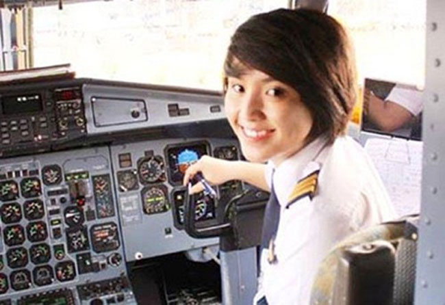 3. Nguyễn Kim Châu. Nguyễn Kim Châu sinh năm 1989, hiện là nữ cơ phó của Đoàn bay 919 của Vietnam Airlines. Cô gái sở hữu một khuôn mặt tươi tắn, ưa nhìn, mái tóc ngắn cá tính và chiếc răng khểnh rất duyên. 
