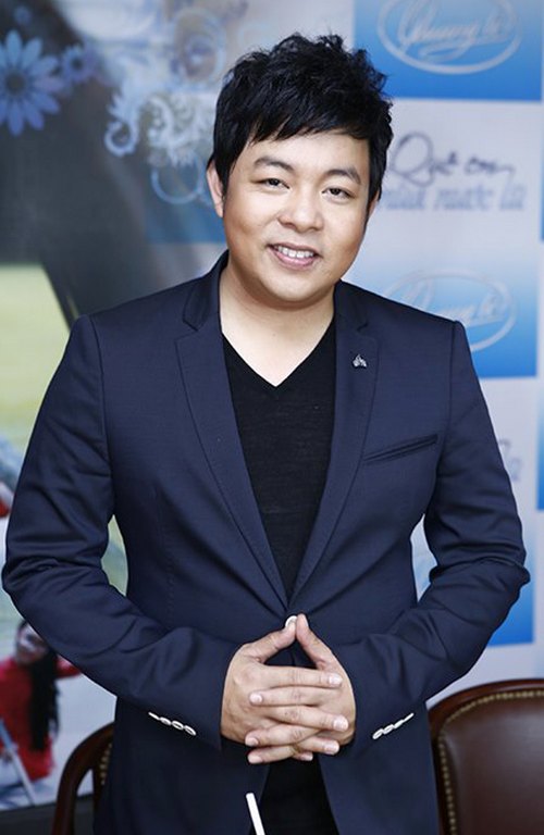 Quang Le Ca sĩ Quang Lê giải thích ngồi trên mộ nhạc sĩ