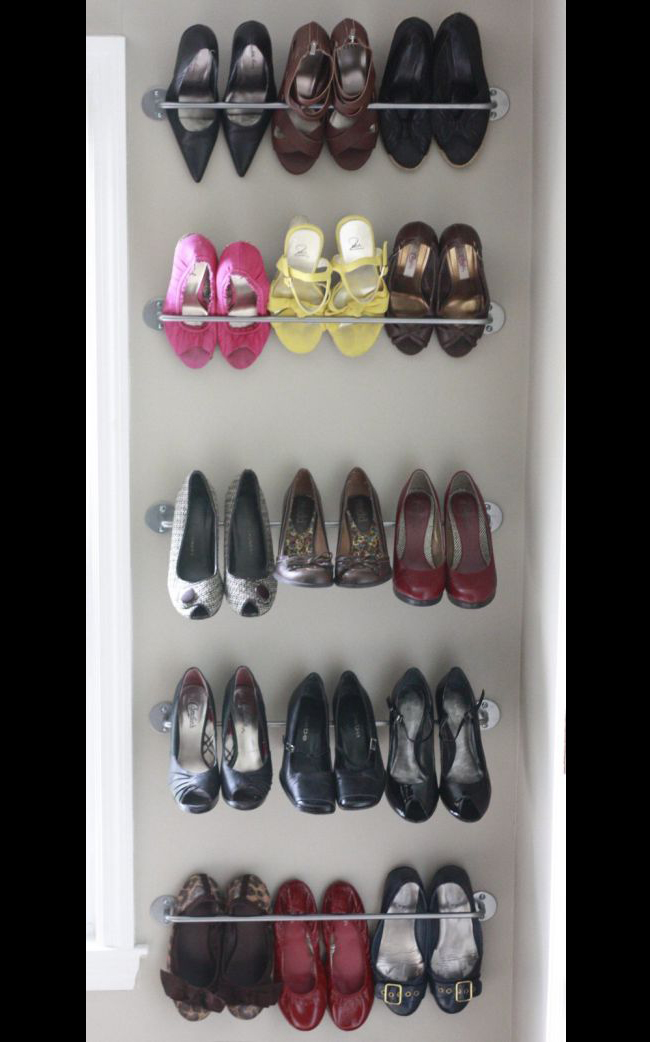 Lắp những thanh inox lên tường (45.000 đồng/thanh) là một ý tưởng thiên tài để treo giày cao gót cho những chị em sống trong nhà nhỏ.
