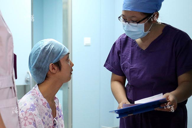 Trước khi phẫu thuật, các bác sĩ trao đổi với Ling Tiu lần cuối cùng về cuộc phẫu thuật và các vấn đề hậu phẫu. 
