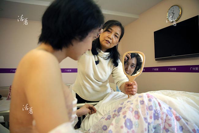 Sau 6 tháng, trải qua một loạt các cuộc phẫu thuật thẩm mỹ khuôn mặt, chuyển giới bộ phận sinh sản, nâng ngực...Ting Liu cuối cùng cũng trở thành một cô gái thực sự.
