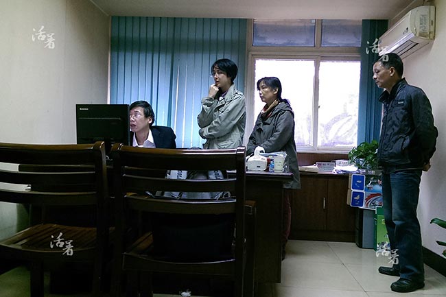 Ngày 5 tháng 11 năm 2014, Ting Liu đến văn phòng công chứng để làm lại giấy tờ. Cha của Ting Liu lần đầu tiên chịu bước vào khung hình máy ảnh. Người bố già là một cán bộ nhà nước trút bầu tâm sự 'Đấy là quyết định riêng của nó, chỉ cần nó không cảm thấy hối tiếc là được'

