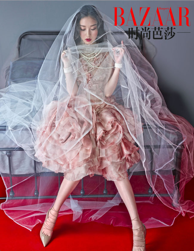 Dù vừa chia tay với Phùng Thiệu Phong, Nghê Ni vẫn sẵn lòng khoác lên mình trang phục cô dâu xinh tươi.
