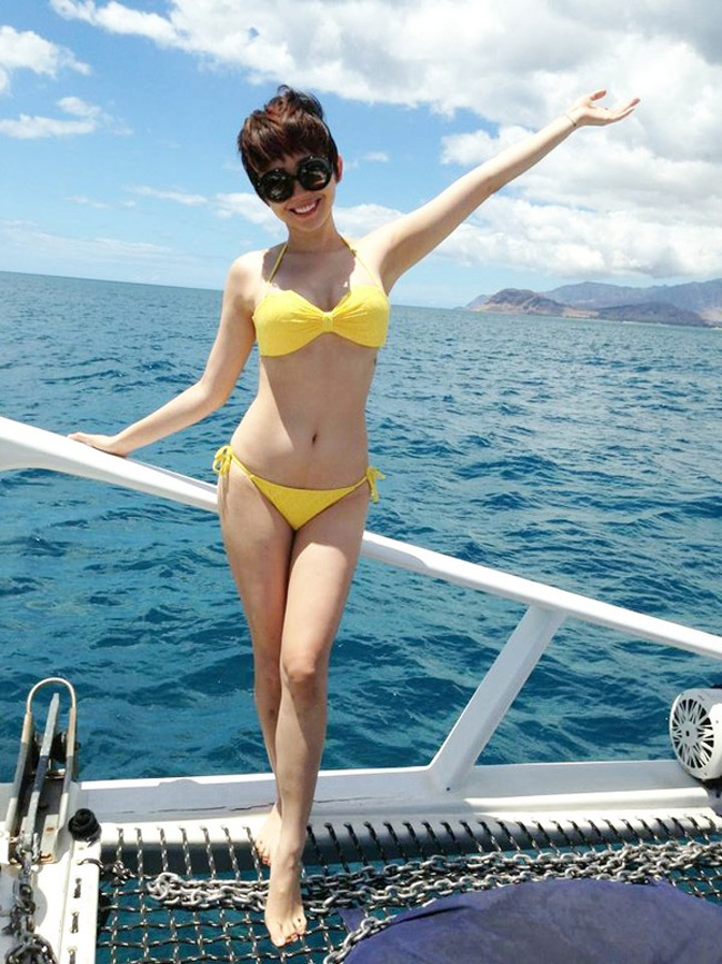 Ca sĩ Tóc Tiên luôn tạo dáng thoải mái với bikini.
