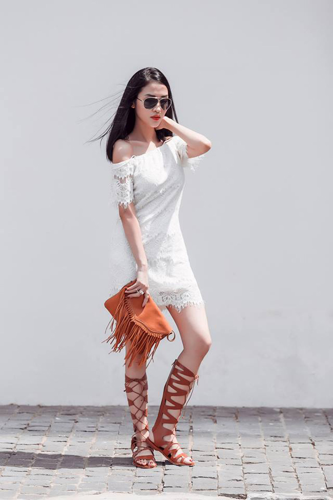 Người đẹp Mai Hồ cực kỳ phong cách khi kết hợp váy ren quyến rũ cùng sandal và clutch tua rua.
