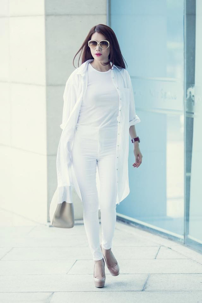 Trương Ngọc Ánh khiến nhiều người phải ghen tị vì sắc vóc cuốn hút, bộ đồ trắng layer hết sức phong cách giữa mùa hè càng tăng thêm đẳng cấp thời trang của nữ diễn viên.
