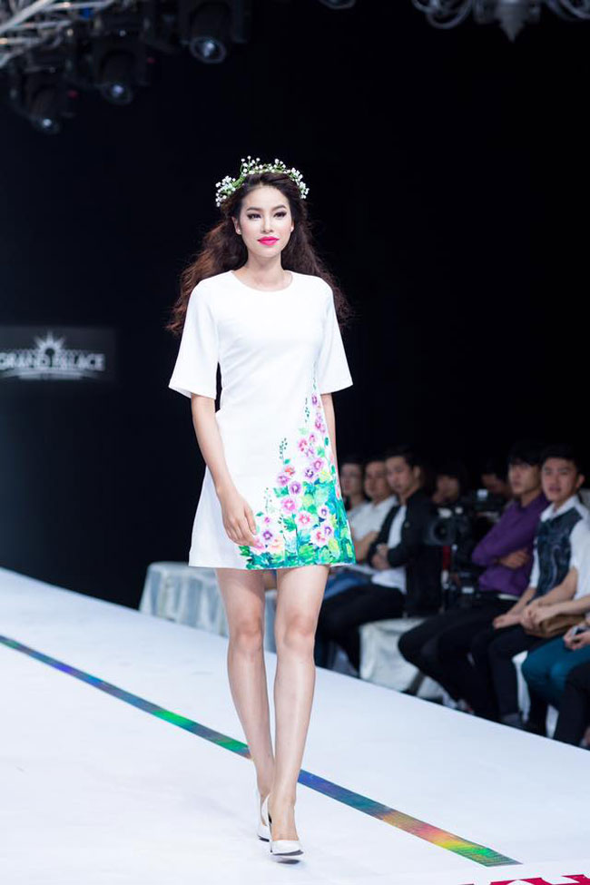 Gần đây, Phạm Hương cũng chăm tham gia các show diễn thời trang để gia tăng kinh nghiệm catwalk. 
