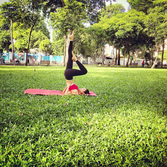 Cô thường xuyên tập yoga vào buổi sáng và cũng đã thực hiện được khá nhiều động tác khó của bộ môn này. 
