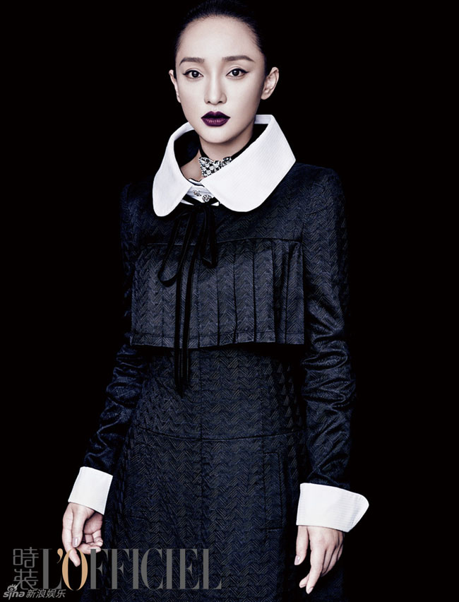 Châu Tấn, trong phục của Chanel, xuất hiện với một phong cách khác lạ.
