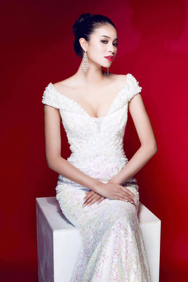 Cô từng đoạt giải Á hậu tại cuộc thi Thể thao thế giới 2014 và lọt top 10 cuộc thi Hoa hậu Việt Nam 2014. 
