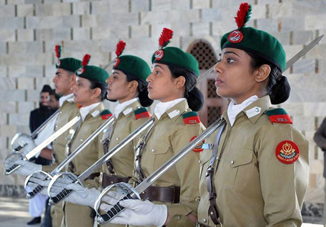 9. Pakistan

Nữ quân nhân ở Pakistan ăn mặc kín đáo. Đặc trưng dễ nhận ra là chiếc mũ và khăn trắng ở cổ. Búi tóc là quy định bắt buộc ở đây.
