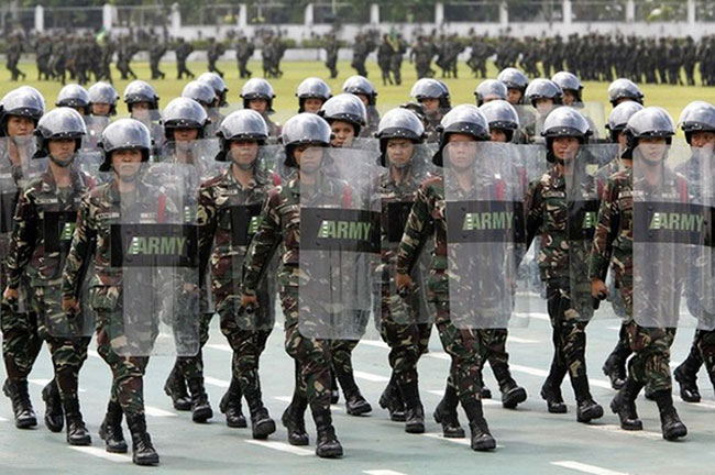10. Philippines

Nữ quân nhân ở Philippines được trang bị không khác với nam quân nhân. Nhìn xa khó có thể phân biệt được họ. 
