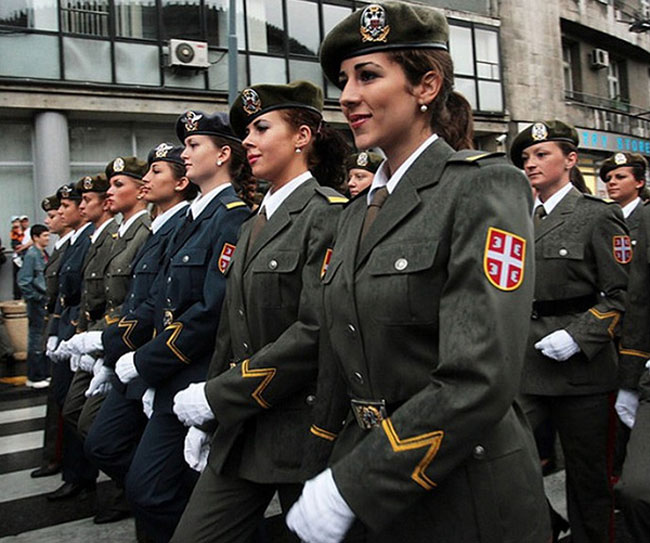 13. Serbia

Nữ quân nhân ở Serbia cột tóc gọn gàng phía sau và diện quân phục trong lễ diễu binh.
