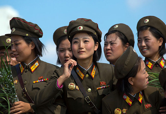16. Triều Tiên

Một hình ảnh đẹp của các nữ chiến binh ở Triều Tiên khi họ trang điểm trong lễ diễu binh của đất nước.
