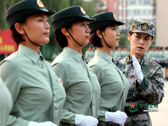 17. Trung Quốc

Các nữ quân nhân Trung Quốc tuân thủ mệnh lệnh của chỉ huy. Họ có thân hình khá đầy đặn khi chỉ mặc áo sơ mi.
