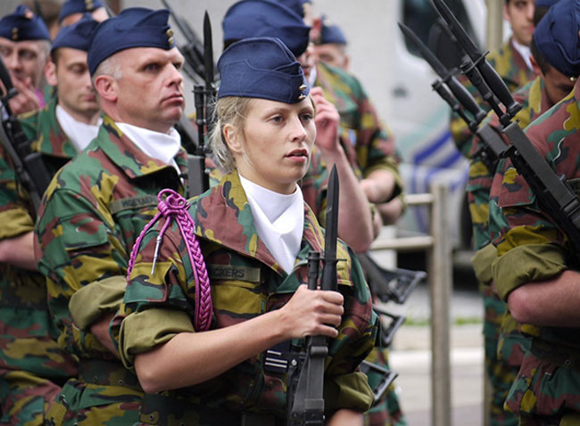 2. Bỉ

Cũng giống như các chiến binh là nam giới, nữ quân nhân Bỉ cũng sở hữu vẻ đẹp rắn rỏi, mạnh mẽ. Làn da trắng, mắt sâu, mũi lõ khiến người khác dễ nhận ra họ.
