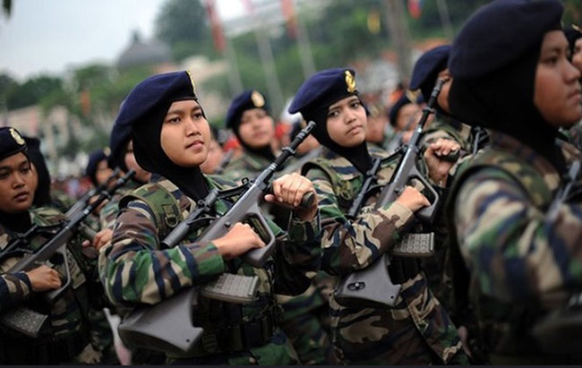 6. Malaysia

Các chiến binh Malaysia có khuôn mặt bầu bĩnh và khá căng thẳng khi làm nhiệm vụ.
