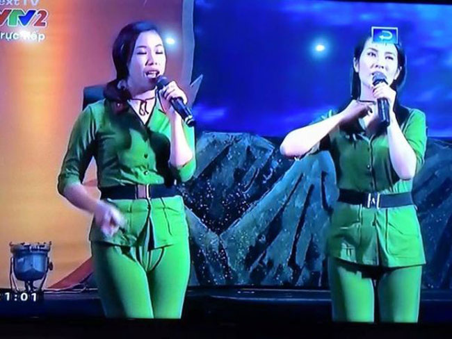 Một nữ ca sĩ diện quần bó sát trong chương trình giao lưu ca nhạc được phát trực tiếp trên kênh VTV1.
