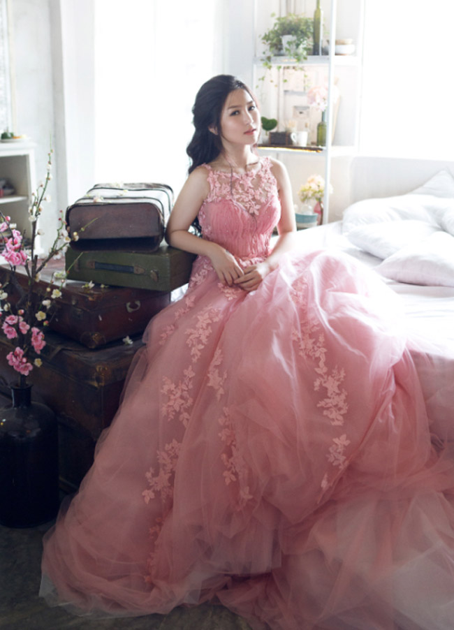 Hương Tràm quá đỗi quyến rũ trong bộ váy cưới ren màu hồng pastel.
