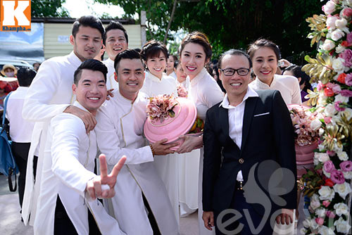 Ngọc Lan ôm mẹ khóc nức nở trong đám hỏi với Thanh Bình - 19