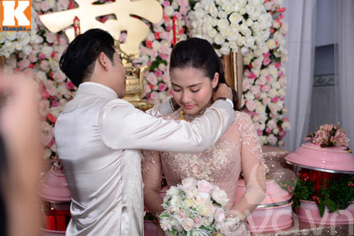 Ngọc Lan ôm mẹ khóc nức nở trong đám hỏi với Thanh Bình - 12