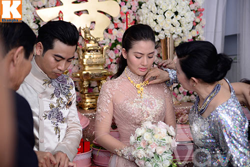 Ngọc Lan ôm mẹ khóc nức nở trong đám hỏi với Thanh Bình - 13