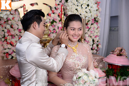 Ngọc Lan ôm mẹ khóc nức nở trong đám hỏi với Thanh Bình - 14