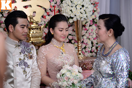Ngọc Lan ôm mẹ khóc nức nở trong đám hỏi với Thanh Bình - 1