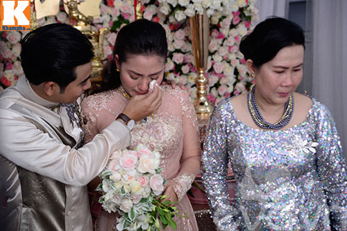 Ngọc Lan ôm mẹ khóc nức nở trong đám hỏi với Thanh Bình - 3
