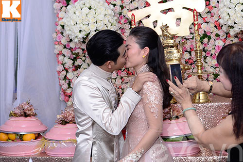 Ngọc Lan ôm mẹ khóc nức nở trong đám hỏi với Thanh Bình - 4