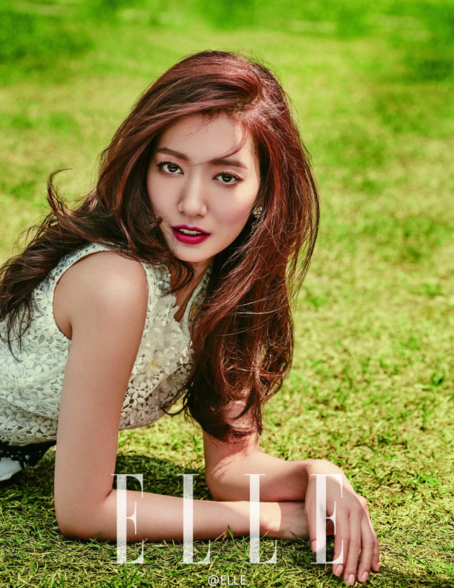 Park Shin Hye trở thành gương mặt trang bìa của tạp chí Elle số tháng 8/2016.
