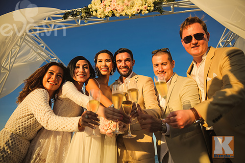 Siêu mẫu Hà Anh dùng máy bay trực thăng tới đám cưới - 22