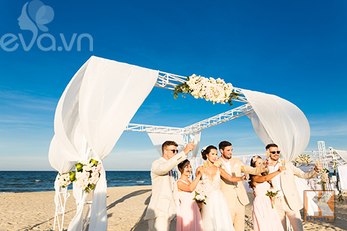 Siêu mẫu Hà Anh dùng máy bay trực thăng tới đám cưới - 24