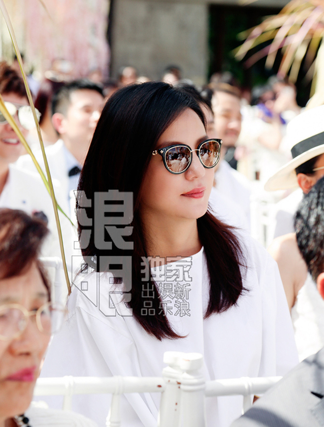 Có thông tin cho biết Triệu Vy sẽ không có mặt trong đám cưới vì bận việc nhưng sự xuất hiện bất ngờ của 'Công chúa Hoàn Châu' khiến nhiều người chú ý. Dường như cô đã thu xếp mọi việc để đến dự hôn lễ.
