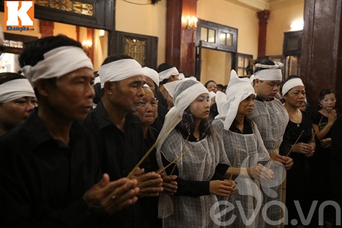 Đám tang NS Hán Văn Tình: Người vợ tần tảo và 2 con nén nỗi đau trong giờ phút vĩnh biệt - 33