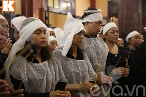 Đám tang NS Hán Văn Tình: Người vợ tần tảo và 2 con nén nỗi đau trong giờ phút vĩnh biệt - 34