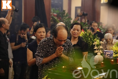 Đám tang NS Hán Văn Tình: Người vợ tần tảo và 2 con nén nỗi đau trong giờ phút vĩnh biệt - 13